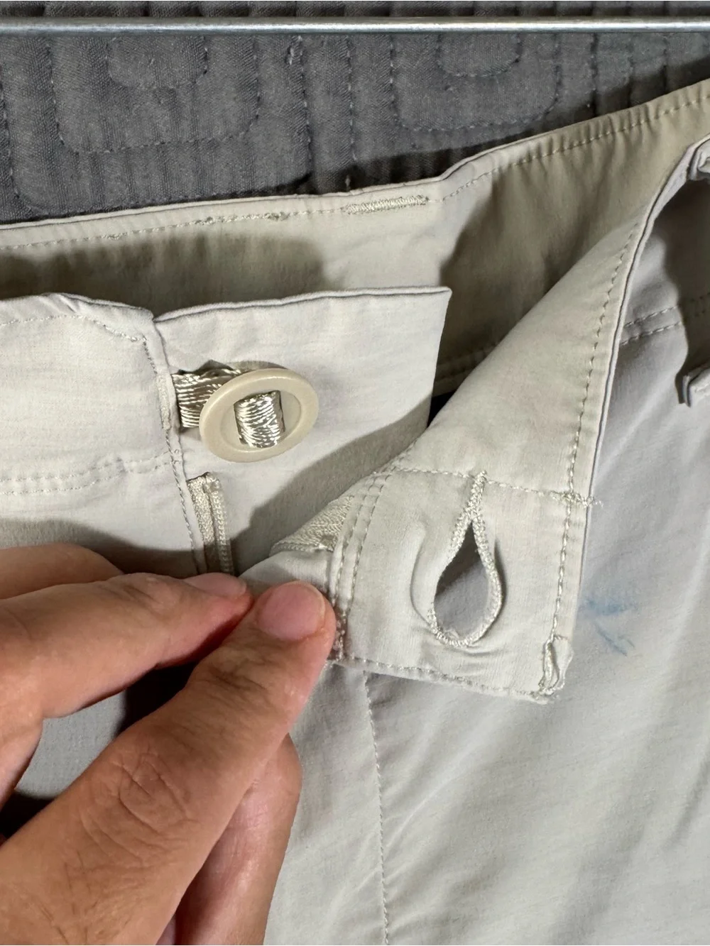 Under Armour Fish Hunter Mens Size 42 Cargo Shorts Khaki Beige HeatGear Loose